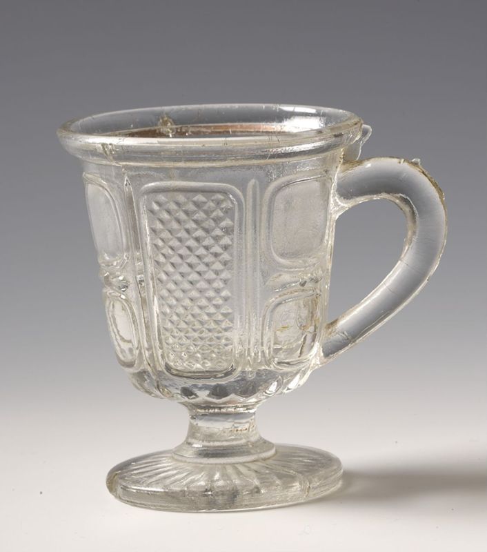 Verre à pied et à anse