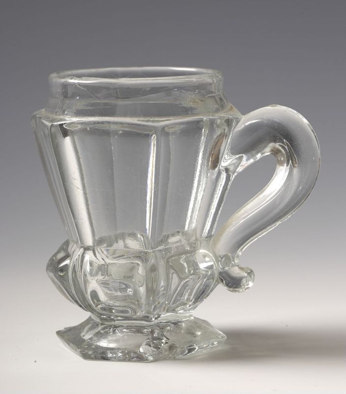 Verre à anse à pied hexagonal