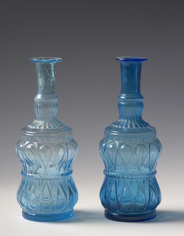 Paire de carafes bleues