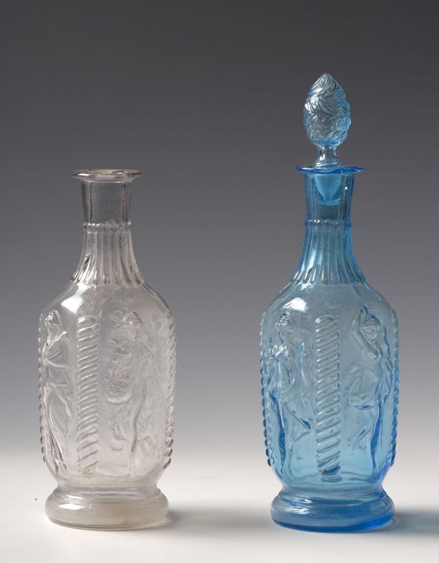 Carafe incolore avec décor de femmes antiques
