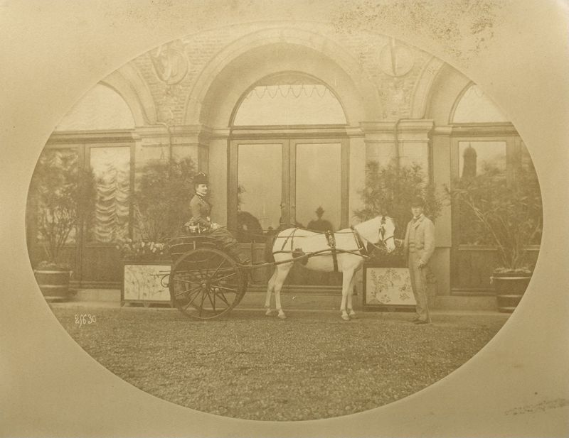 La duchesse d'Osuna (princesse Eléonore de Salm-Salm devant le château de Beauraing)