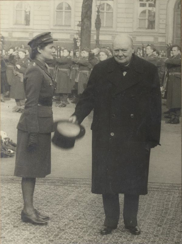 Cérémonie de la libération : Winston Churchill, sa fille Mary et militaires
