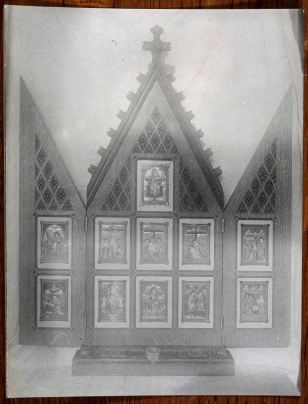Photographie d'un triptyque avec des scènes de la vie du Christ inspirées du Queen Mary's Psalter