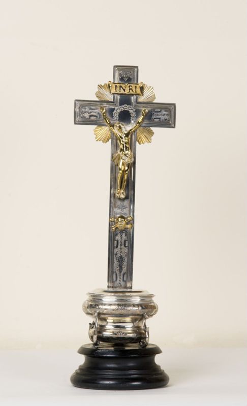 Crucifix avec socle et bénitier