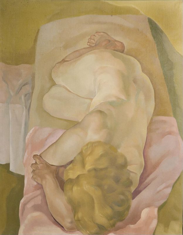 Femme nue étendue, vue en contre-plongée