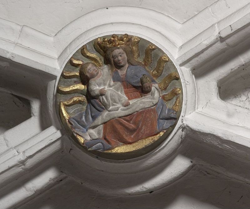 Zuidelijke sluitsteen met voorstelling van O.-L.-Vrouw en Kind op maansikkel