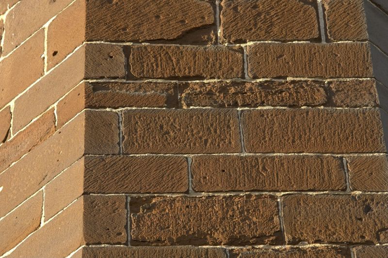 met randslag van beitel en vertikale striaties als sporen van gebruik van de steenbijl