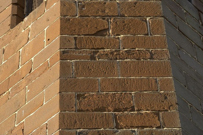 met randslag van beitel en vertikale striaties als sporen van gebruik van de steenbijl
