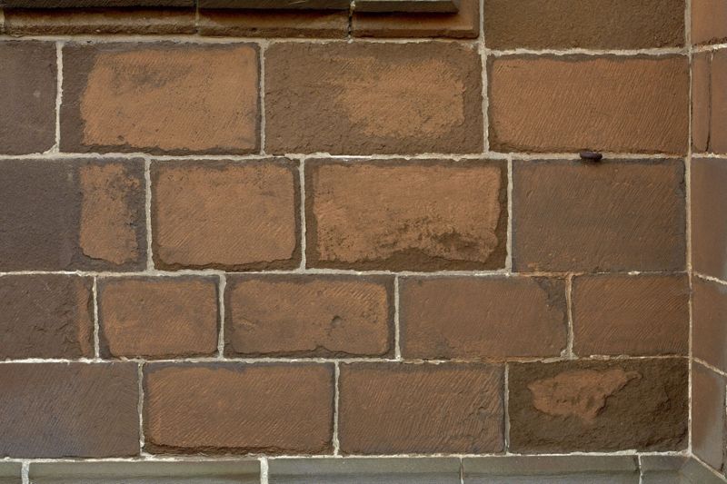 met schuine striaties als sporen van gebruik van de beitel
