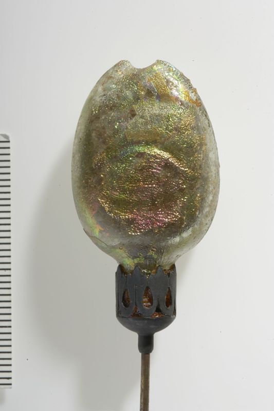 Epingle avec tête en verre gravé