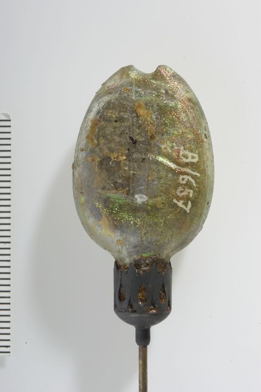 Epingle avec tête en verre gravé