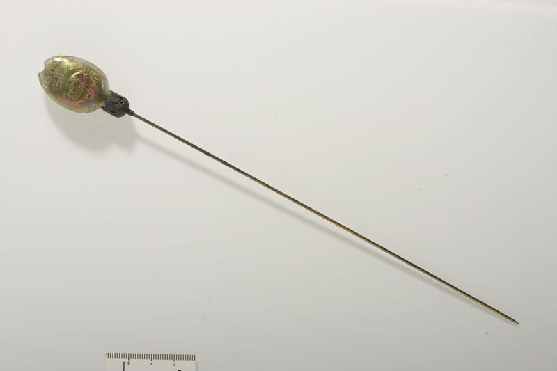 Epingle avec tête en verre gravé