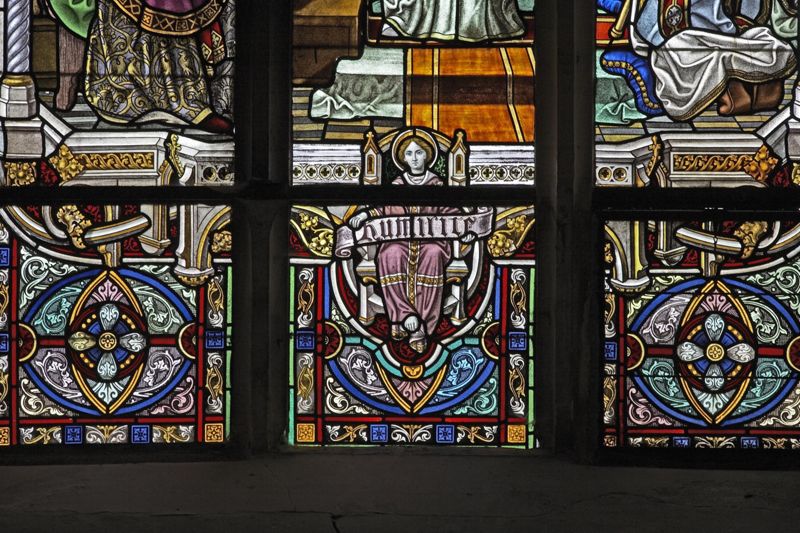 Vitrail dit  de l' " Humilité " : Consécration et intronisation de Lambert par le roi Childéric II