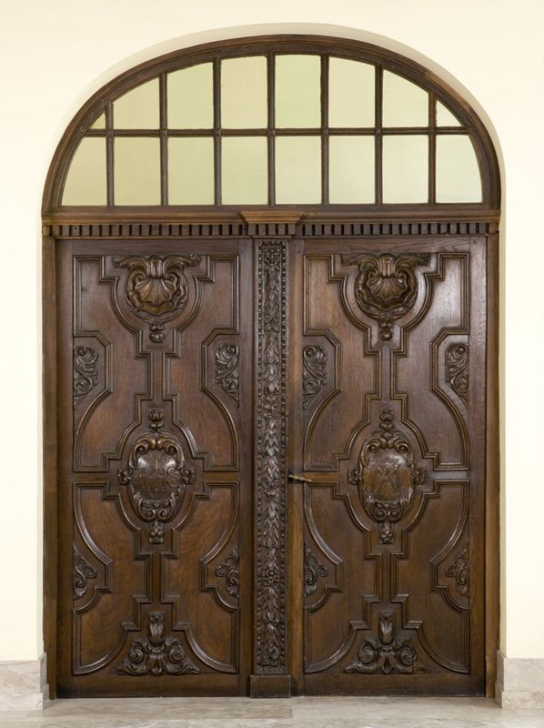Porte sculptée à deux battants