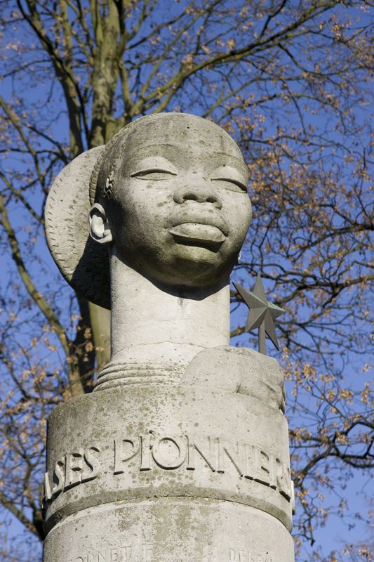 Monument en hommage aux " pionniers coloniaux "