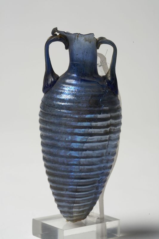 Amphorisque en verre bleu foncé, en forme de cocon (stries horizontales)