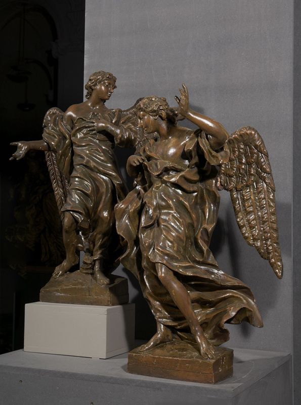 Ange adorateur (à gauche)