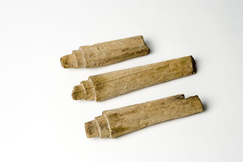 Trois fragments d'une roue (site de Pommeroeul) e.a. rayon de roue