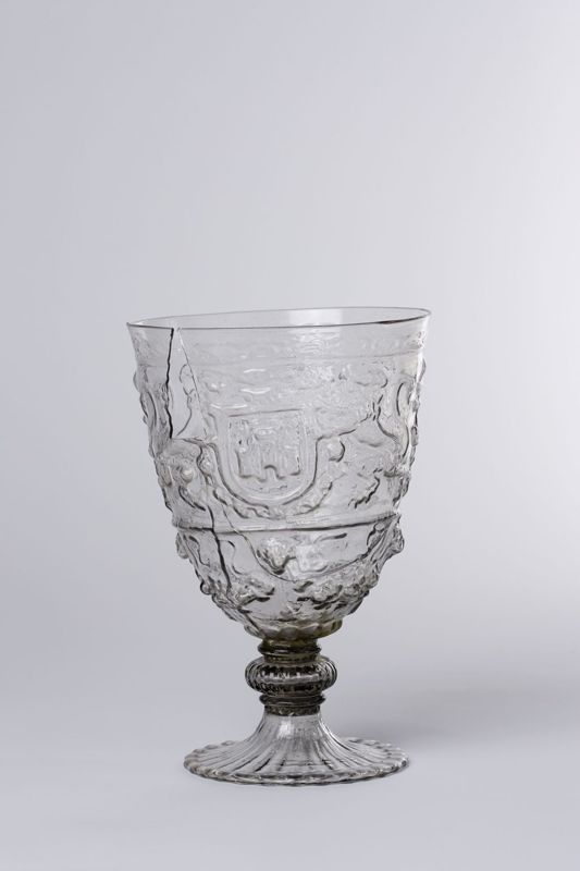 Verre à jambe vénitien aux Armes de la ville d'Anvers et du marquisat d'Anvers