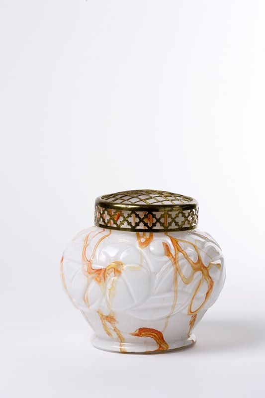 Vase pique-fleurs en opale blanc, grille métallique