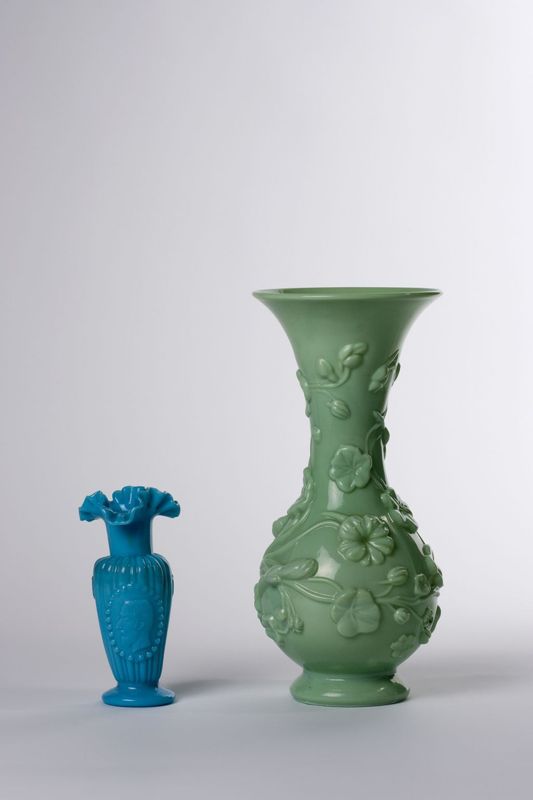 Vase bleu avec le portrait de Léopold II en médaillon