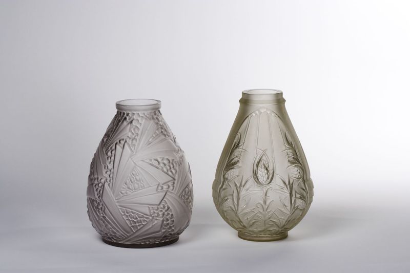 Vase clair satiné, décor d'éventails et de bossettes