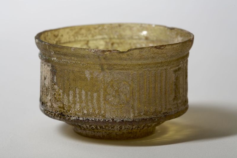 Petit bol en verre ambré