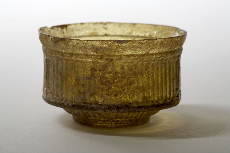 Petit bol en verre ambré