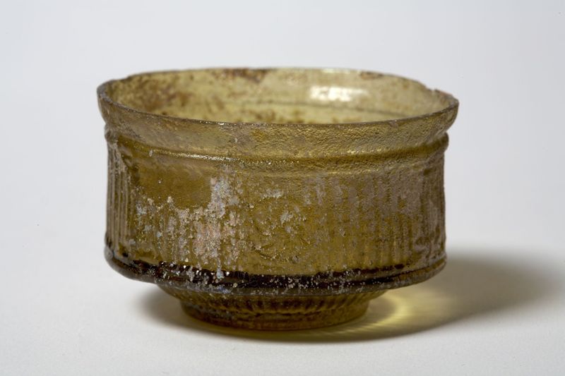 Petit bol en verre ambré