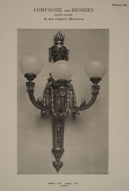 Applique à 3 lampes sous globe opaque