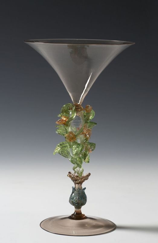 Verre à jambe à feuilles dorées