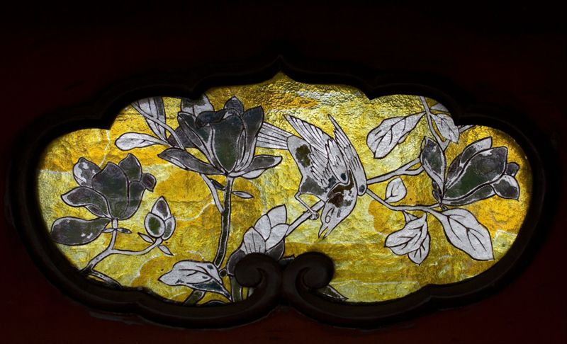 Oiseau et décor végétal