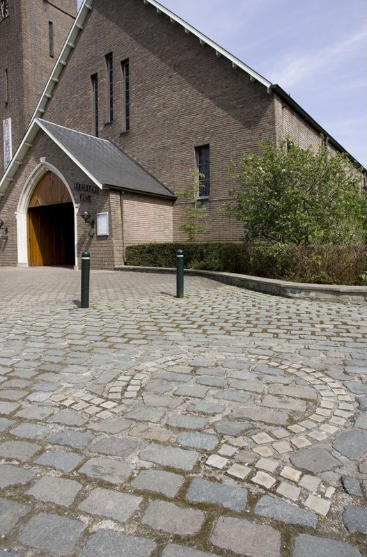 pavement / Kerk H. Joannes Bosco[Buizingen]
