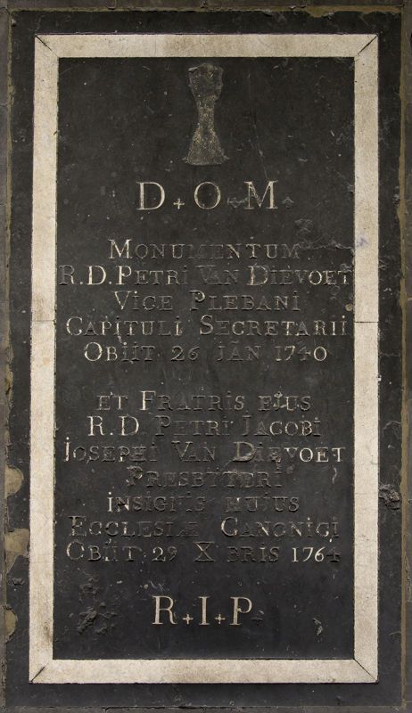 Grafsteen van Pierre en van Pierre Jacques Van Dievoet