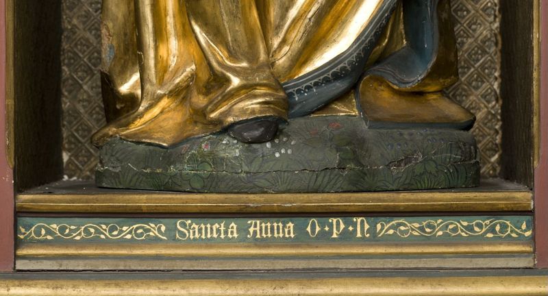 Sainte Anne, la Vierge et l'Enfant conservés dans un retable  peint