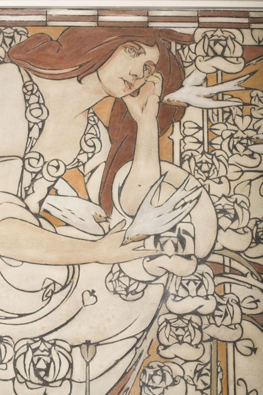 Personnage féminin aux colombes