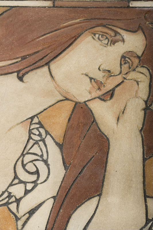 Personnage féminin aux colombes