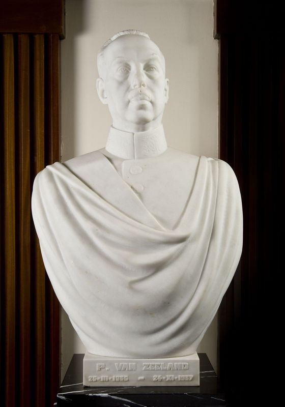 Borstbeeld van Paul van Zeeland