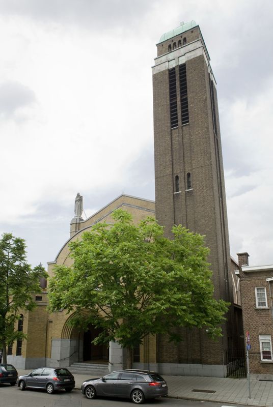 statue humaine / Kerk O.L.Vrouw Middelares en Sint-Lodewijk[Berchem(Antwerpen)]