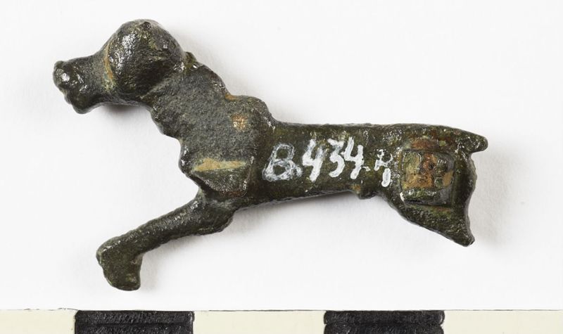 Fibule zoomorphe émaillée à charnière, en forme de chien courant à droite