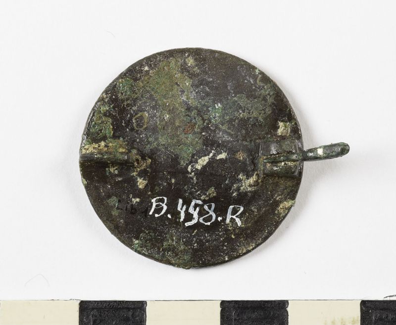 Fibule géométrique plate à charnière, circulaire avec un décor émaillé en "millefiori"