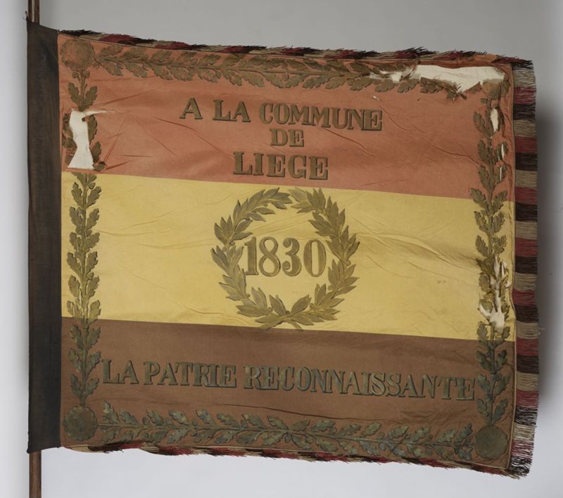 Drapeau belge double face offert par le Congrès national en 1832 aux cent villes qui ont collaboré à la révolution de 1830