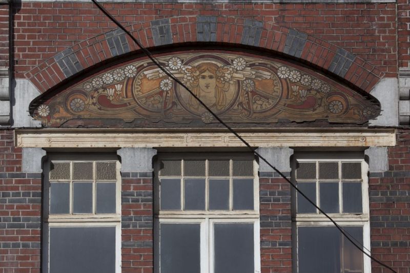 tympan[élément d'architecture] / Maison, Charleroi, rue de la Montagne 38