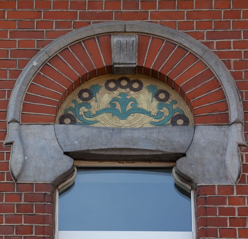 arc outrepassé / Maison, Charleroi, rue Tumelaire 91