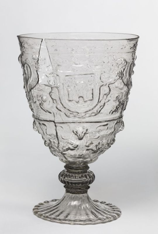Verre à jambe vénitien aux Armes de la ville d'Anvers et du marquisat d'Anvers