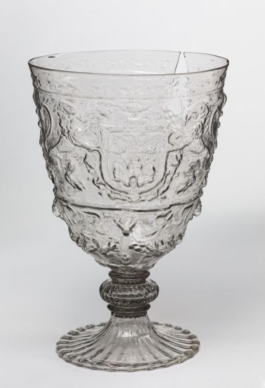 Verre à jambe vénitien aux Armes de la ville d'Anvers et du marquisat d'Anvers