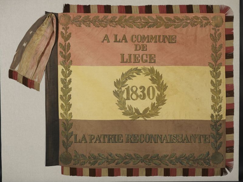 Drapeau belge double face offert par le Congrès national en 1832 aux cent villes qui ont collaboré à la révolution de 1830