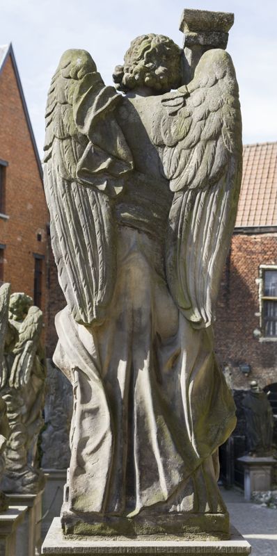 engel met geselkolom en doornenkroon