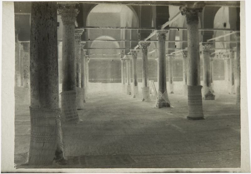 Intérieur de la Grande Mosquée, salle de prière vers le mihrab à Kairouan