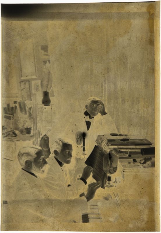 Séance de musique avec Raoul du Gardier, Fernand Lotz et Pierre du Gardier dans l'atelier d'Henri Evenepoel, avenue de la Motte-Picquet à Paris